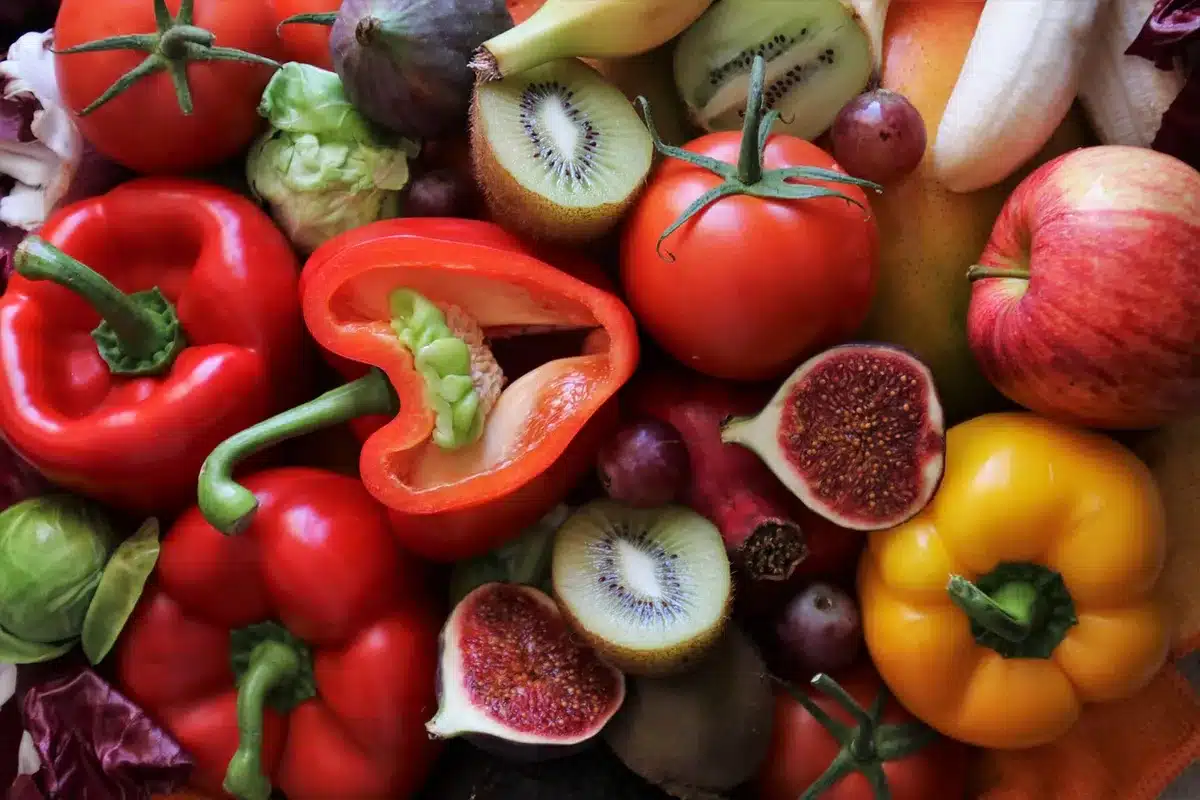 Variété de fruits et légumes colorés pour atteindre les 5 portions quotidiennes