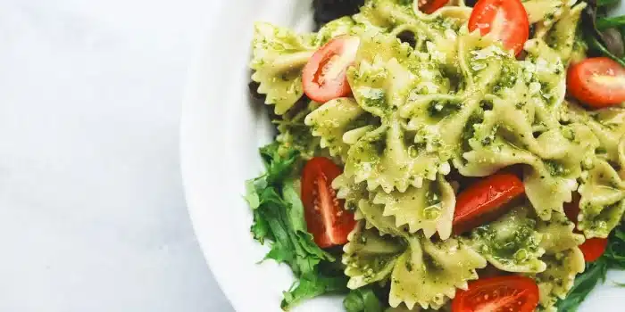 Assiette équilibrée composée de légumes frais, céréales complètes et protéines