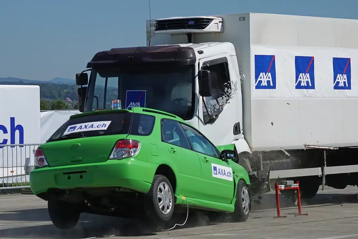 Clés de voiture et devis d'assurance comparés sur une table