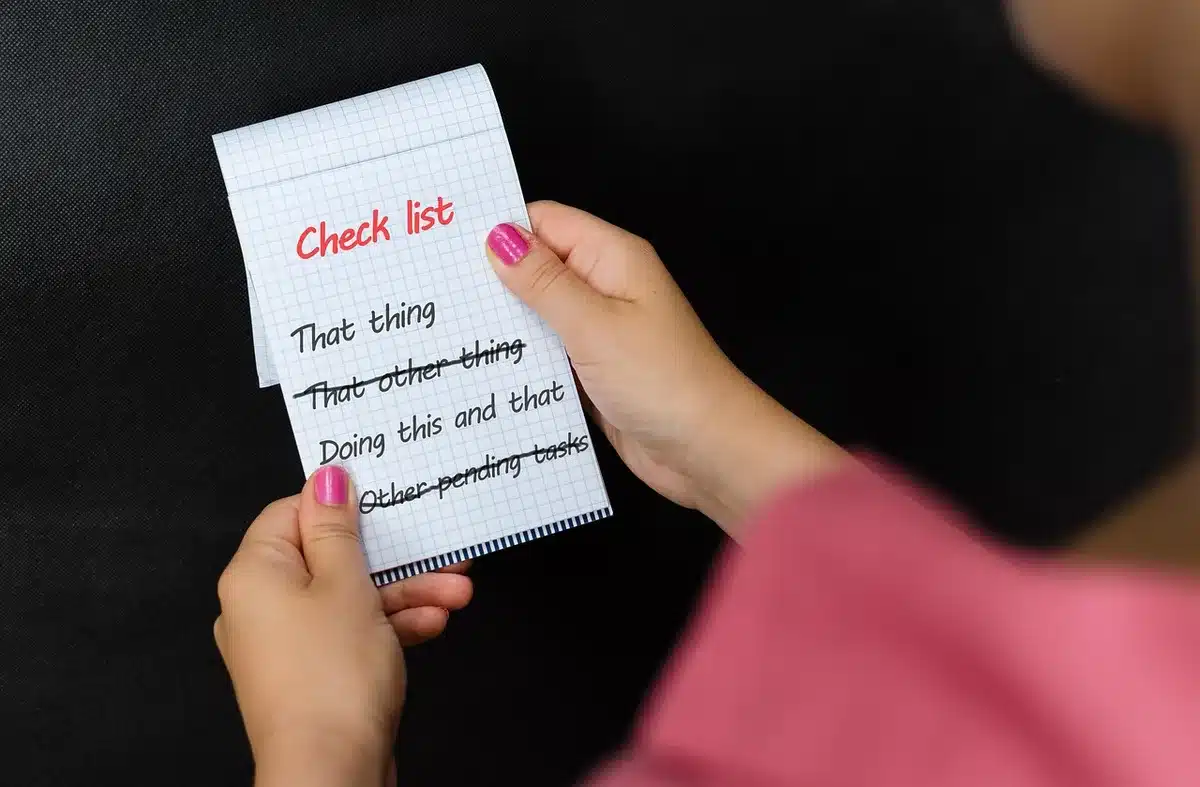 Carnet et stylo sur une table, notes sur les soins et médicaments