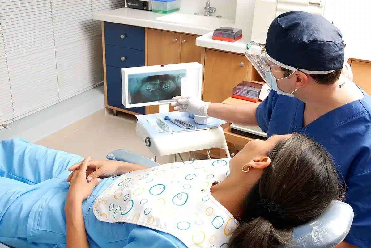 Technicien en radiologie préparant une mammographie sur une patiente