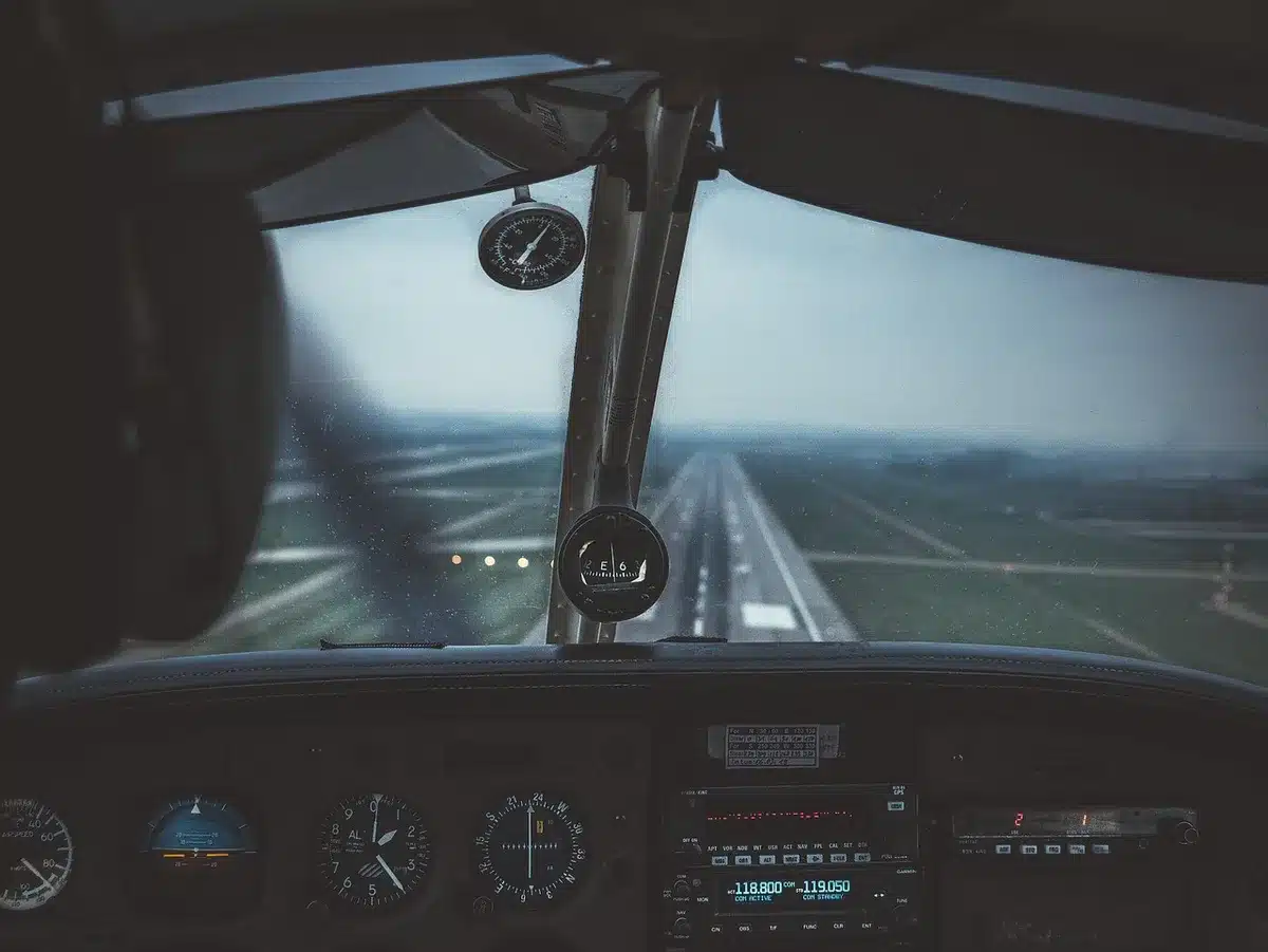 Pilote et équipage en cabine d'avion lors d'un vol de nuit