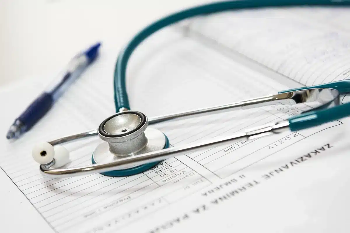 Dossiers médicaux et documents professionnels organisés sur un bureau