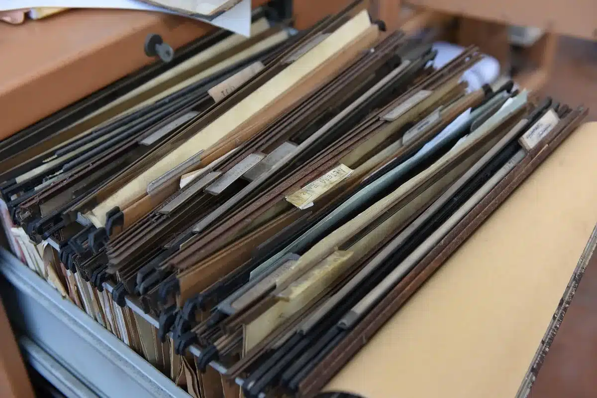Pile de documents justificatifs d'identité, domicile et ressources pour un dossier administratif