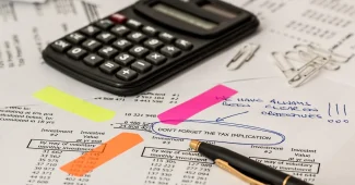 Documents d'assurance santé et formulaires administratifs sur un bureau avec un ordinateur portable
