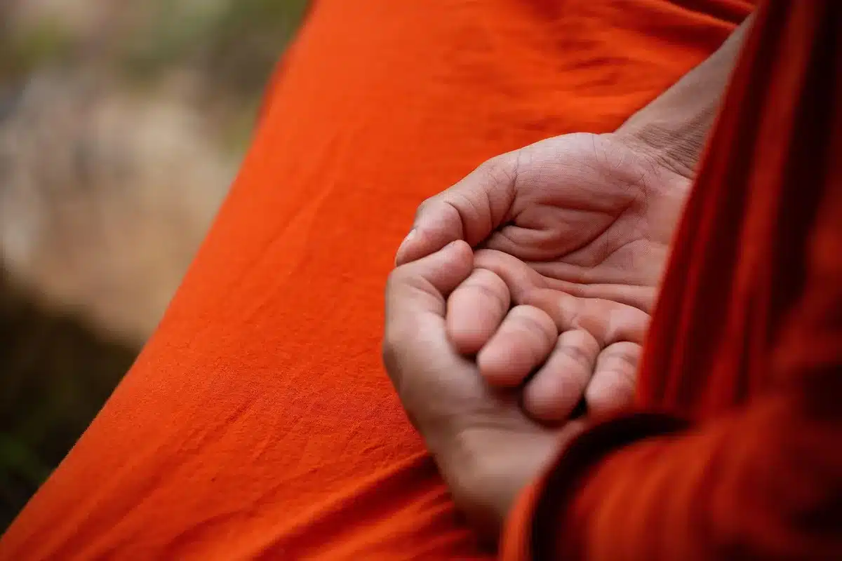 Élève ajustant sa position assise avec coussin de soutien