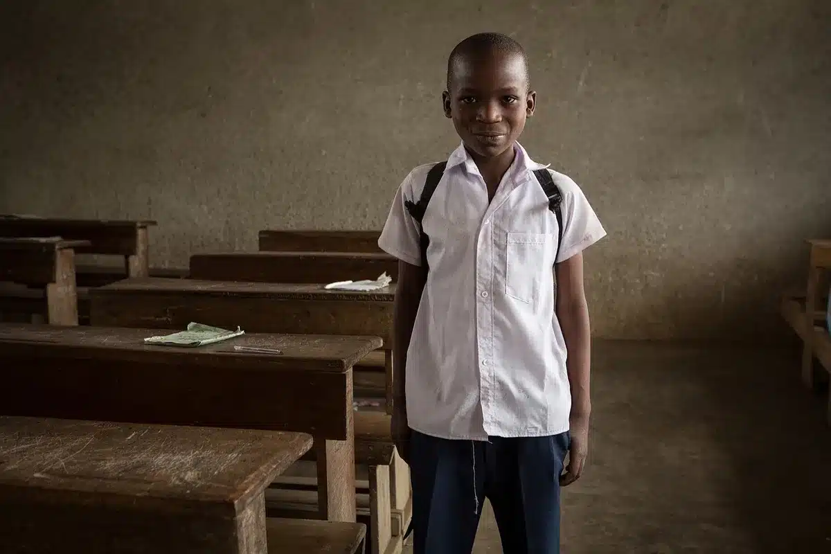 Enfant plissant les yeux en regardant le tableau noir à l'école