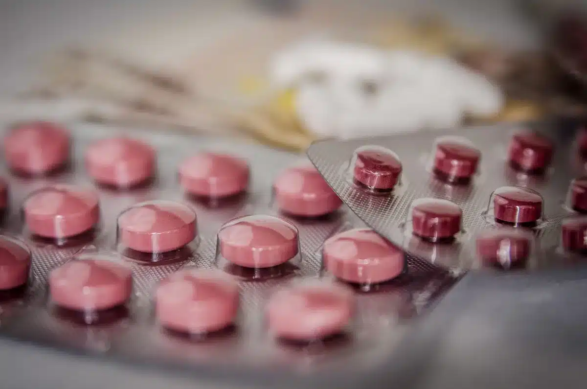Plaquette de pilules contraceptives progestatives sur une surface neutre