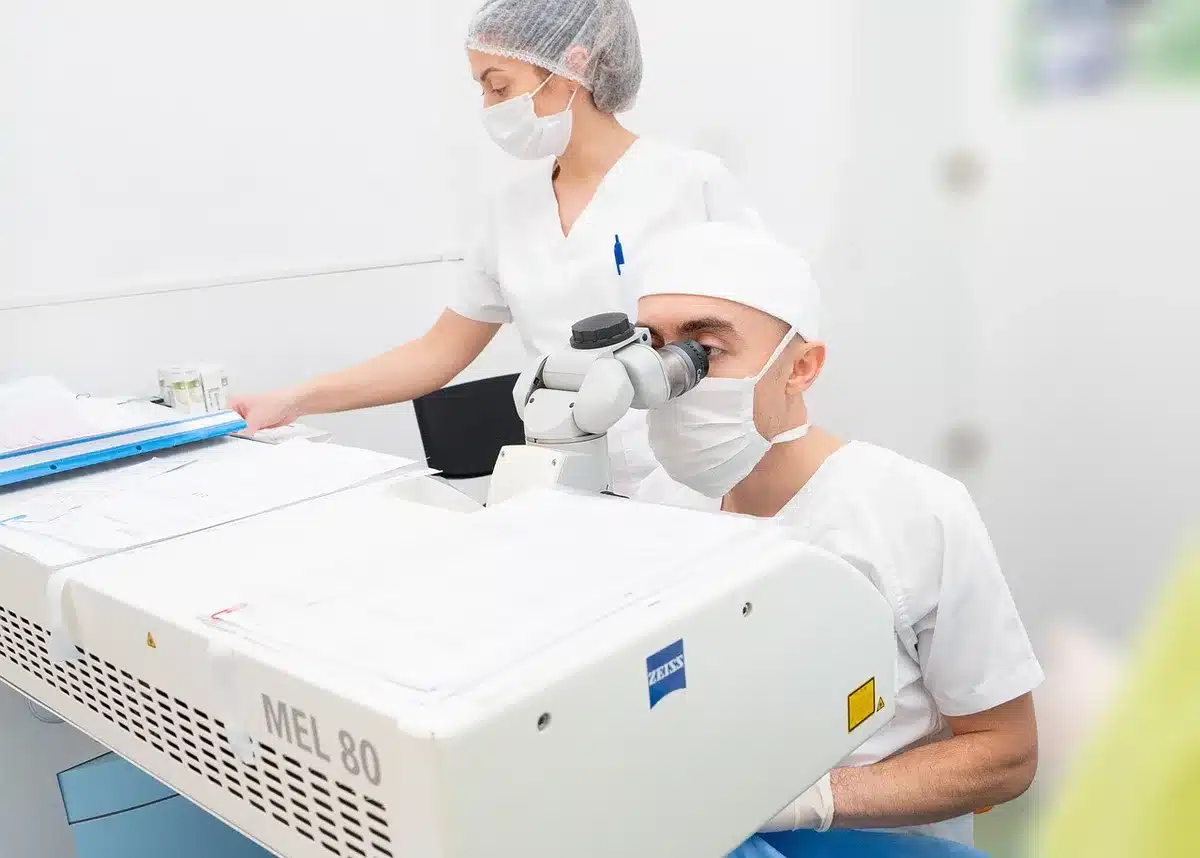 Chirurgie cérébrale sur rongeur en laboratoire illustrant manipulations expérimentales