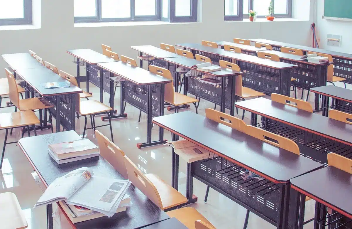 Enseignant observant un élève montrant un retrait discret en classe