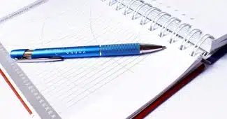 Mains anonymes sur des fiches, minuteur et emploi du temps visuel en salle de classe