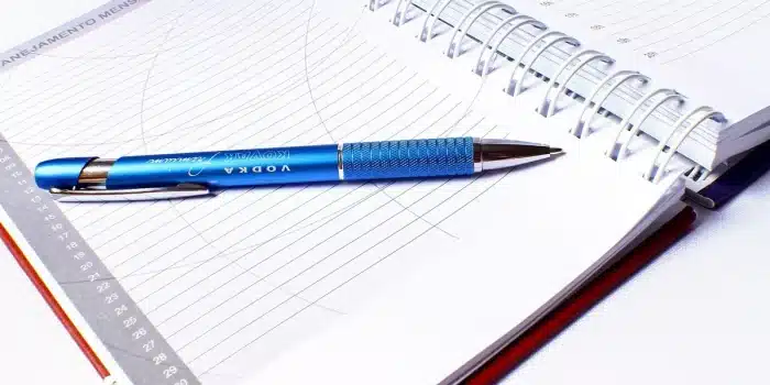 Mains anonymes sur des fiches, minuteur et emploi du temps visuel en salle de classe