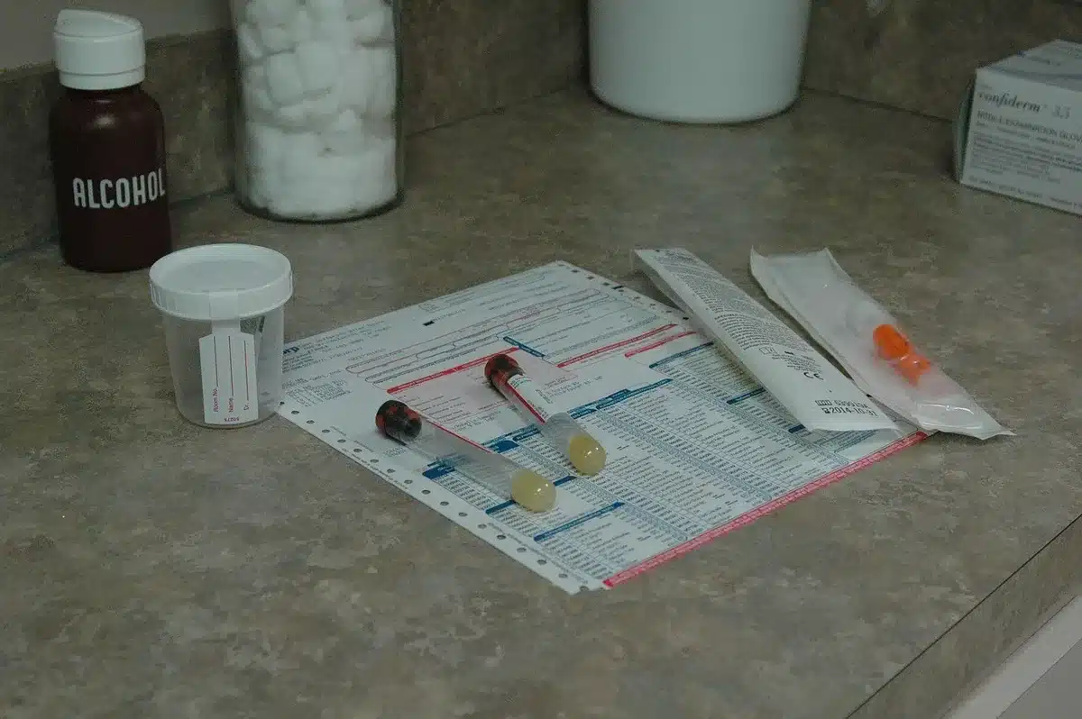 Professionnel de santé examinant des résultats de tests biologiques en laboratoire