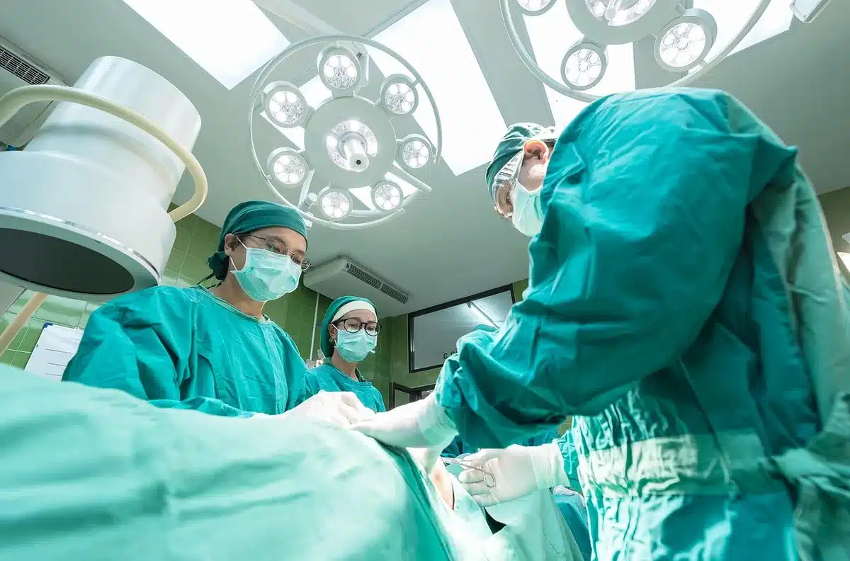 Salle d'attente d'urgences gynécologiques avec patientes