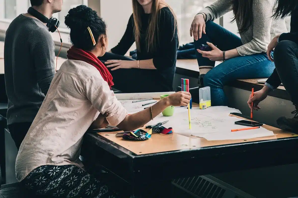 Femmes en groupe de soutien partageant leurs expériences