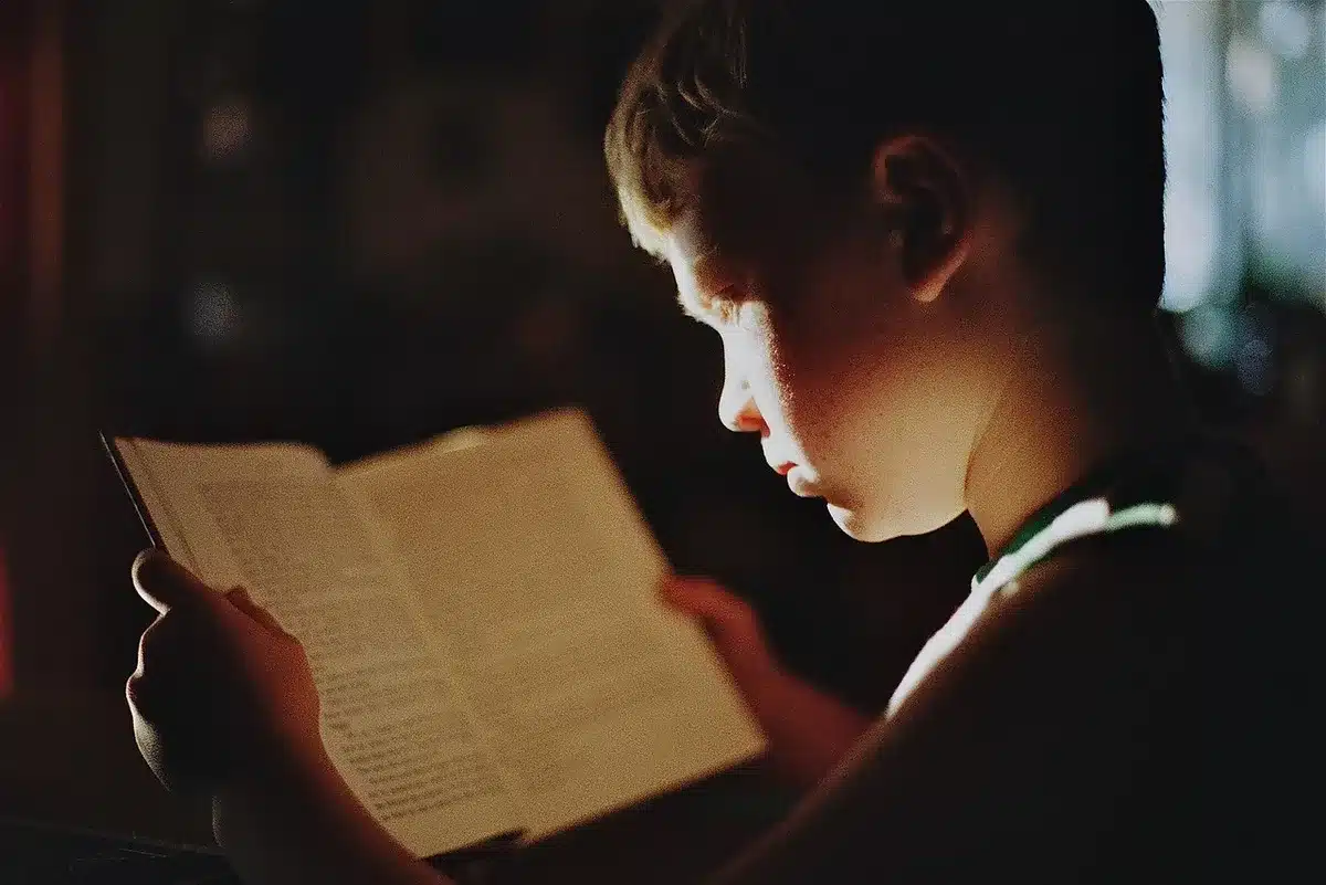 Enfant concentré devant un minuteur en classe