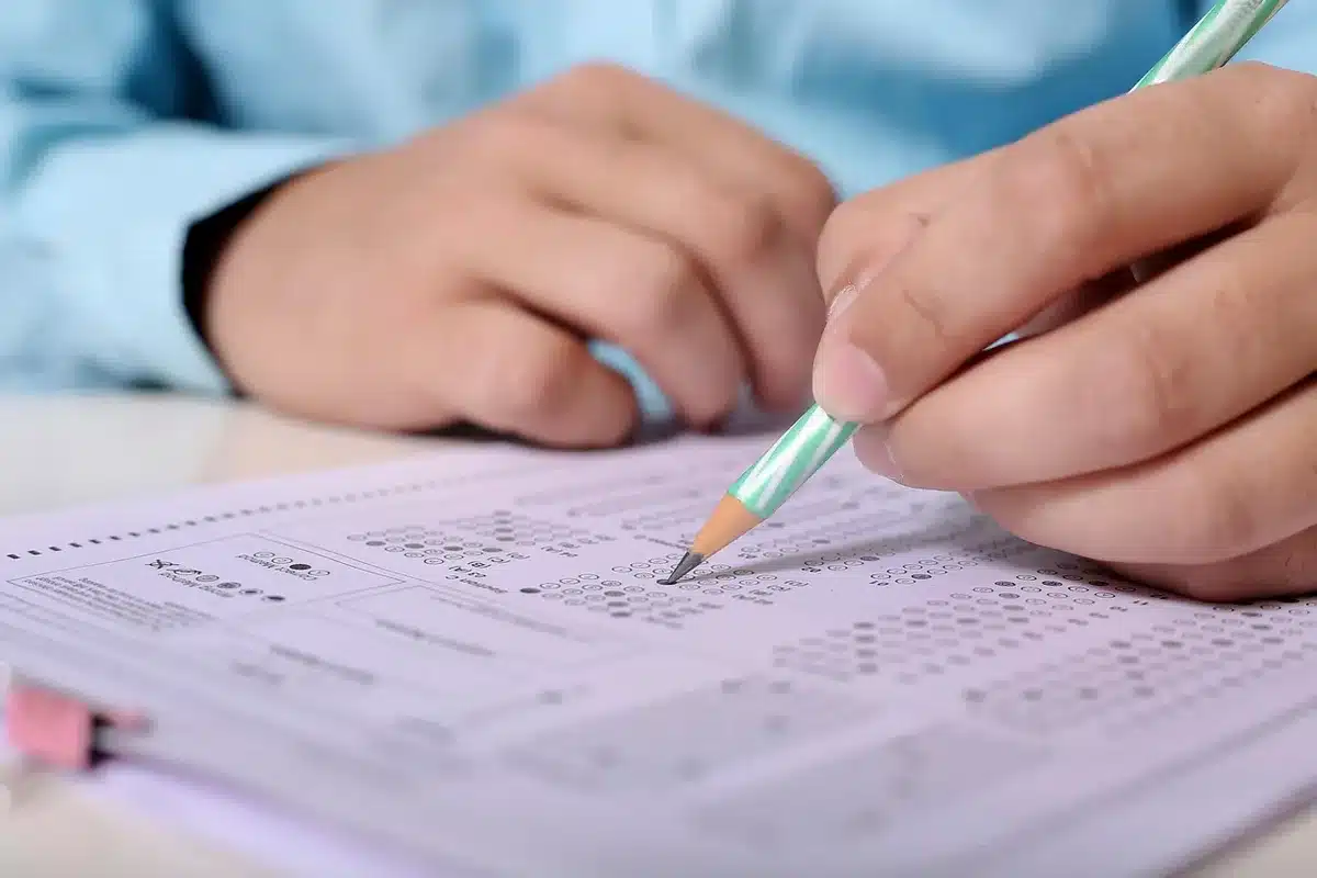 Personne remplissant un sondage en ligne sur un ordinateur portable