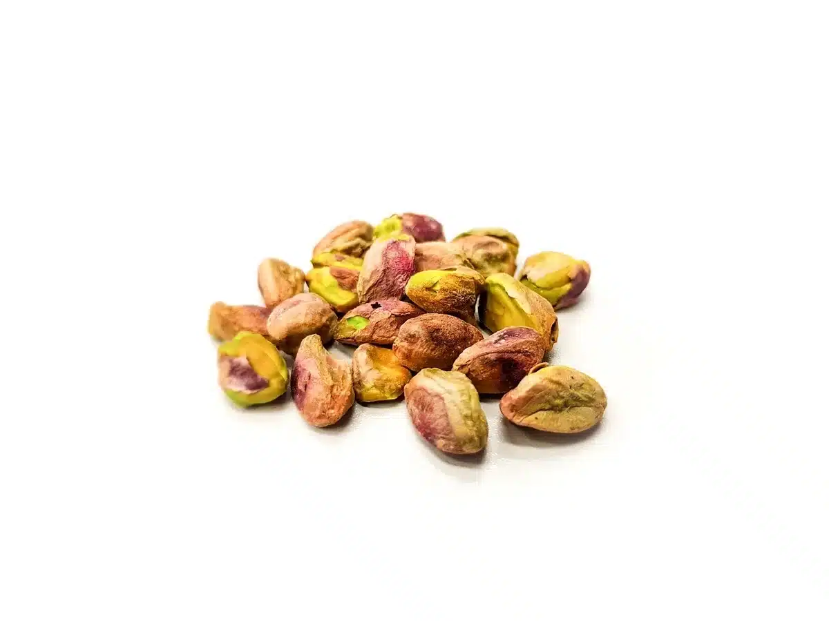 Sources alimentaires de magnésium : amandes, graines de courge et légumes verts frais