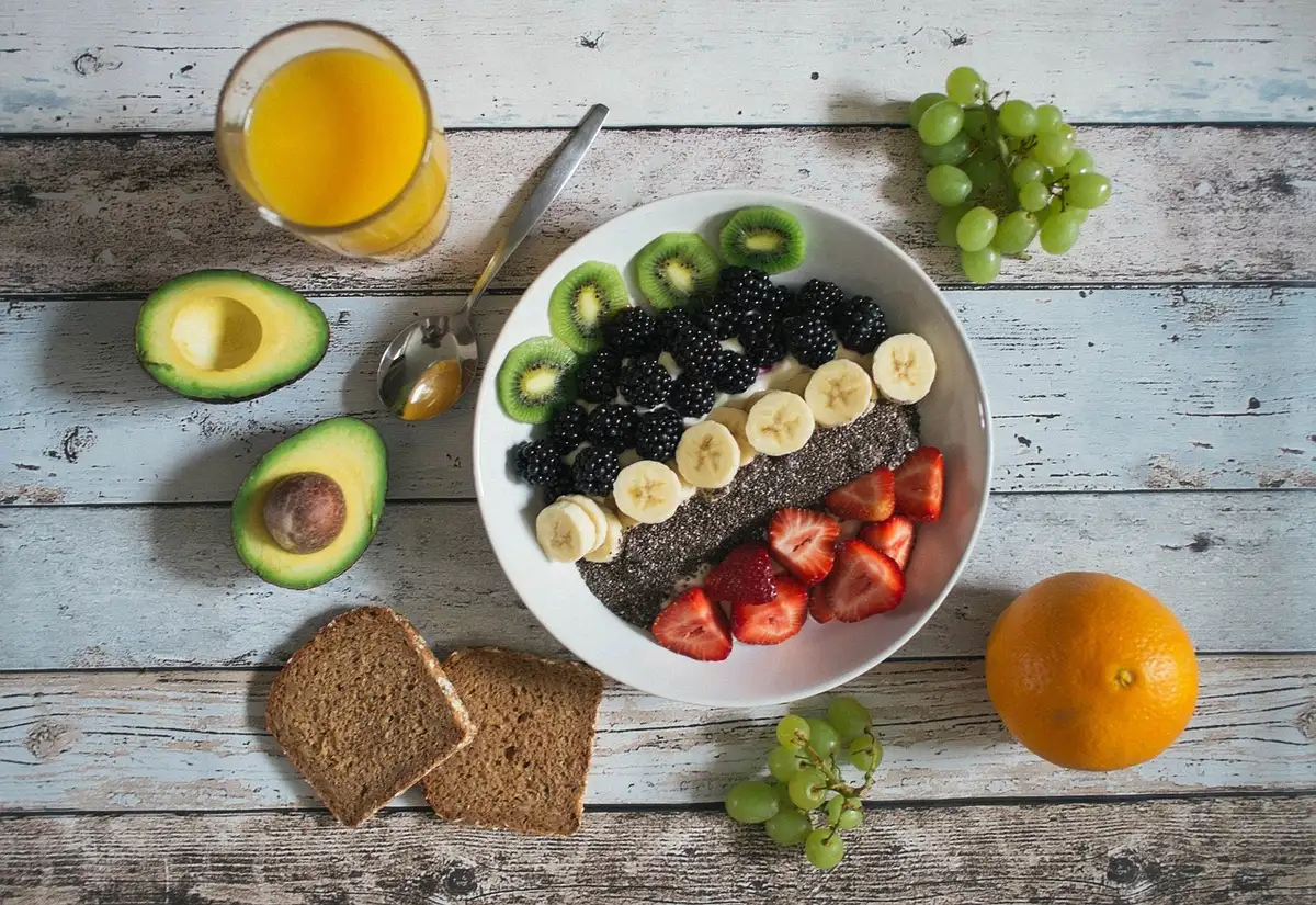 Bol de petit-déjeuner équilibré avec noix, graines et céréales complètes