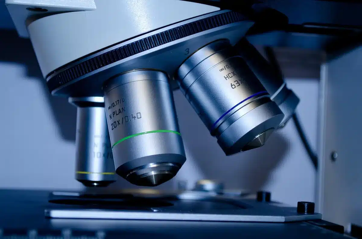 Analyse en laboratoire d'échantillons de selles pour étudier la composition du microbiote