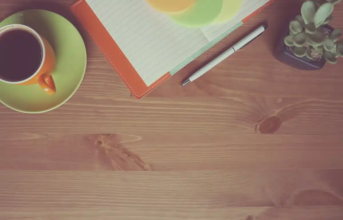 Petite tasse de café à côté d'un puzzle sur une table, suggérant une routine quotidienne