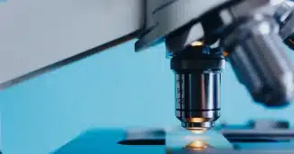 Flacons de médicaments biosimilaires et structures moléculaires sur un plan de travail clinique