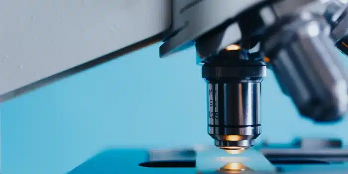 Flacons de médicaments biosimilaires et structures moléculaires sur un plan de travail clinique