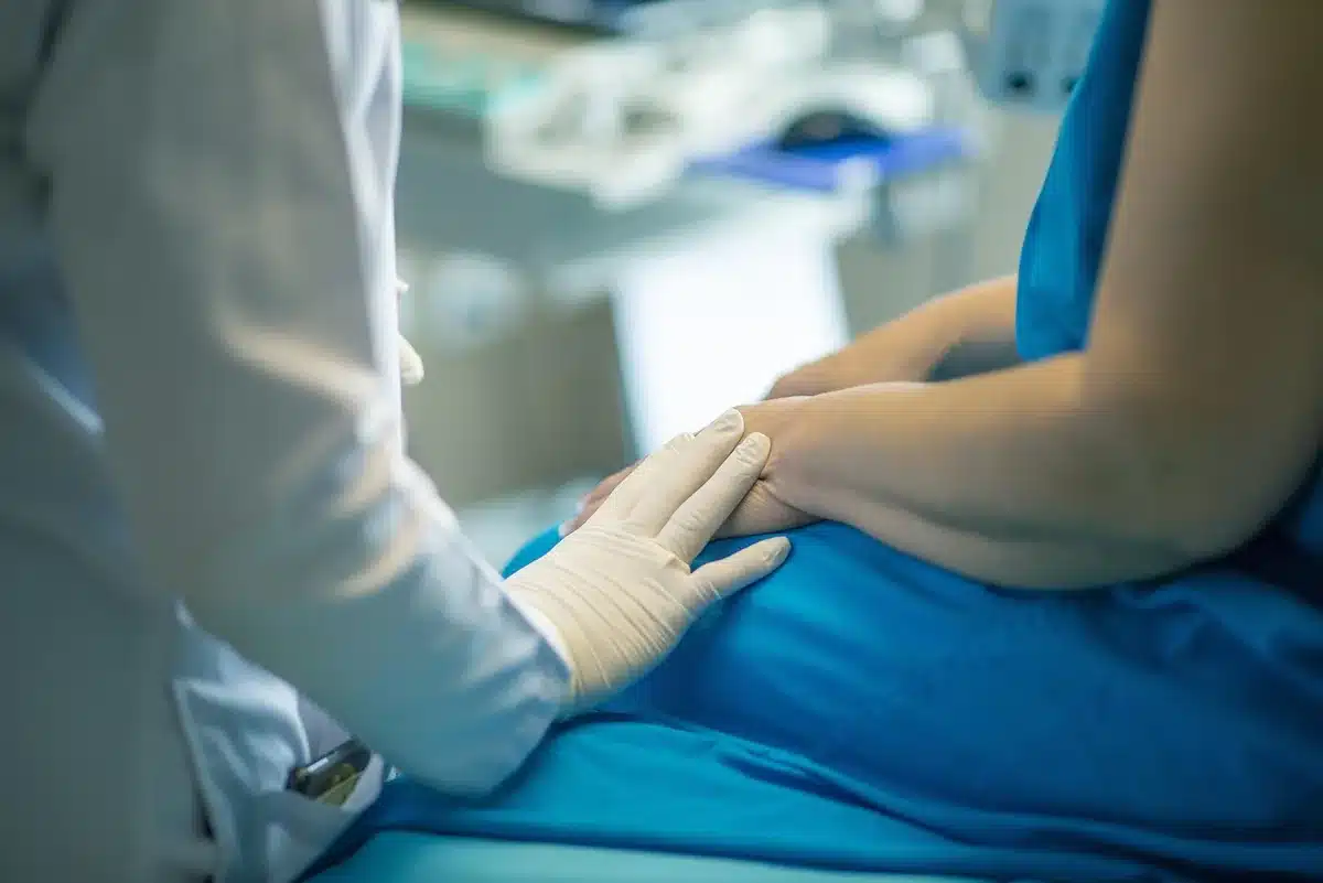 Consultation médicale entre un patient et son médecin pour discuter du traitement
