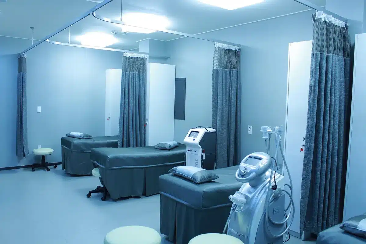 Infirmière au tri et salle d'attente pédiatrique en journée