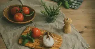 Table de cuisine en plein jour avec calculatrice et feuille de formules pour estimer le métabolisme