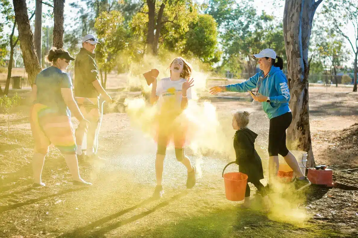Enfants jouant dehors en groupe pendant une activité physique
