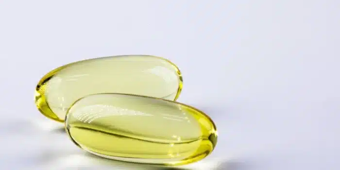 Gélules probiotiques et pilules congelées sur une table, flou d'un laboratoire en arrière-plan