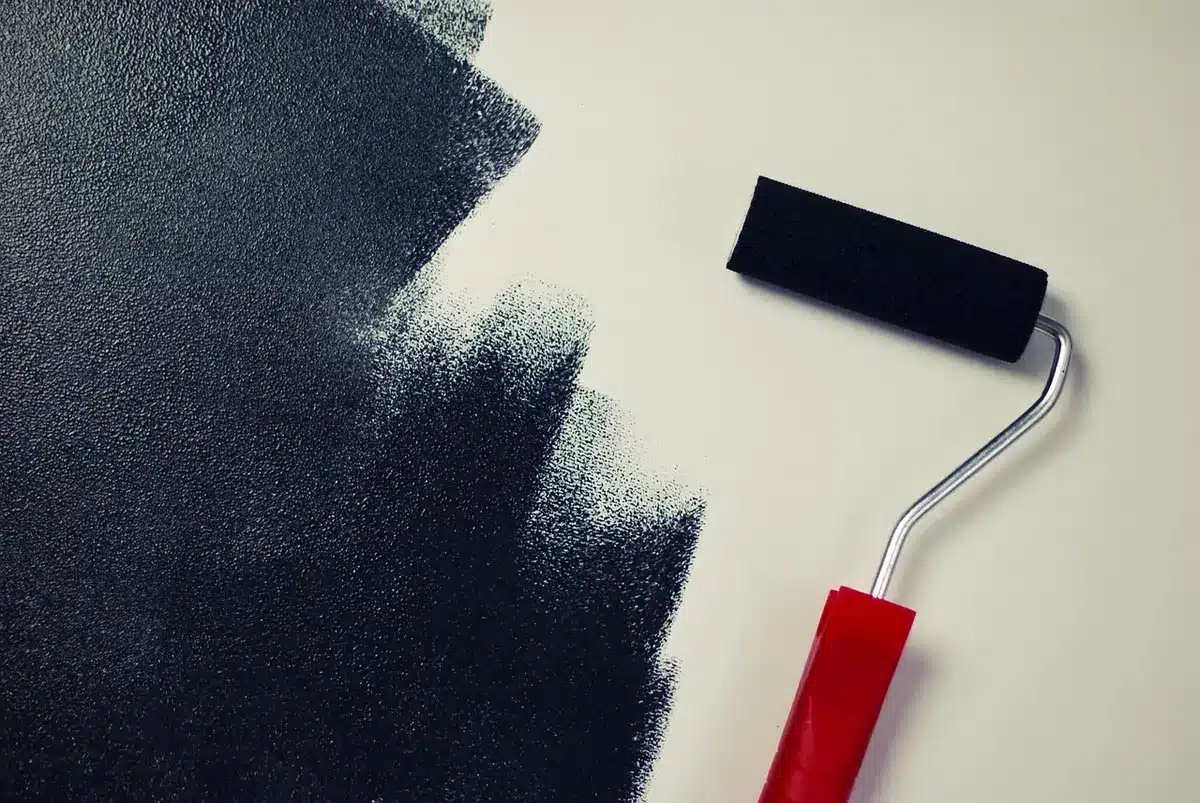 Enfant peint avec peinture lavable sur une grande feuille