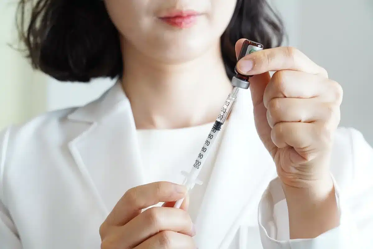 Infirmière préparant une seringue de vaccin dans une clinique en journée