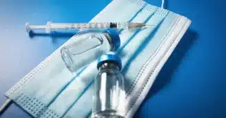 Table de consultation en journée avec dossier médical et carnet de vaccination