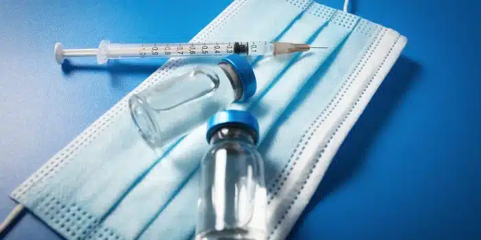 Table de consultation en journée avec dossier médical et carnet de vaccination
