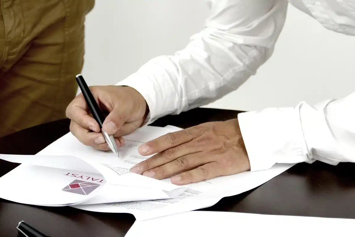 Gros plan sur un contrat d'assurance santé et des mentions en évidence