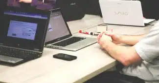 Glucomètre posé près d’un carnet sur une table de cuisine baignée de lumière du jour