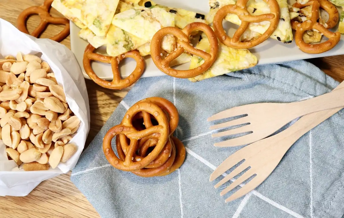 Étagère de produits transformés avec étiquettes montrant ingrédients