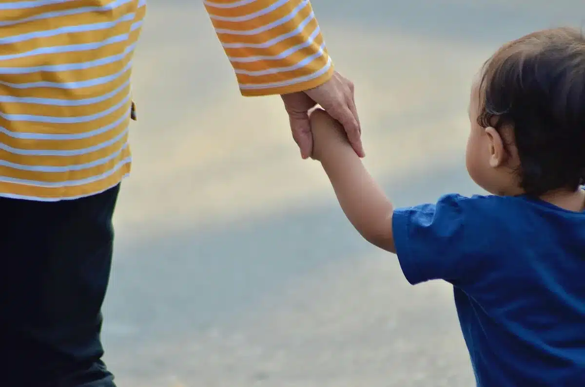 Parent félicitant un enfant lors d'un jeu partagé