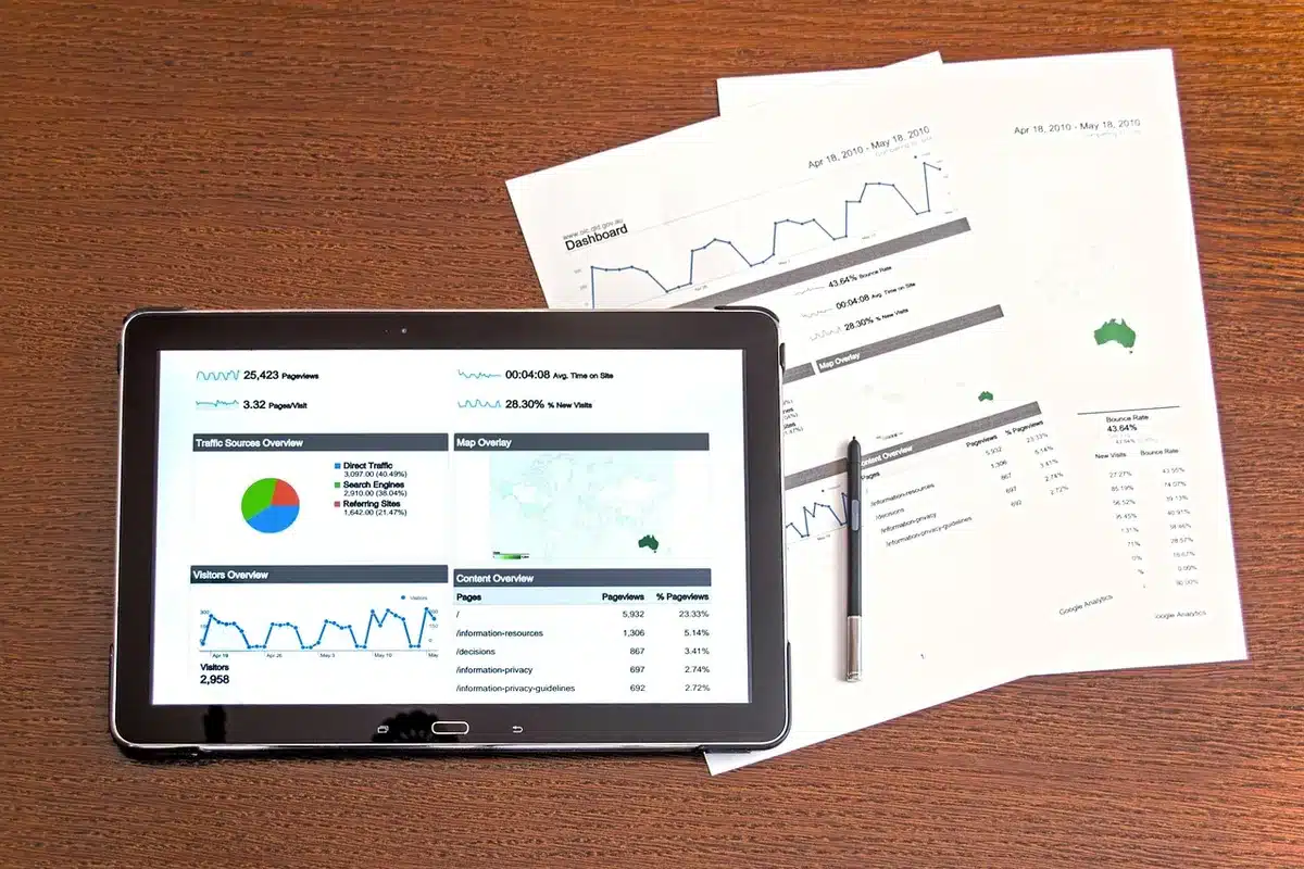 Gros plan sur un certificat d'analyse et ses rubriques principales posé sur une table