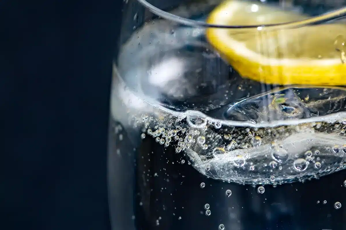 Verre d'eau et médicaments posés près d'un carnet, évoquant lien entre hydratation et cerveau