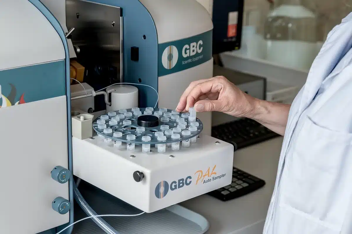 Analyse sanguine et résultats de calcium pour dépister une hypervitaminose D
