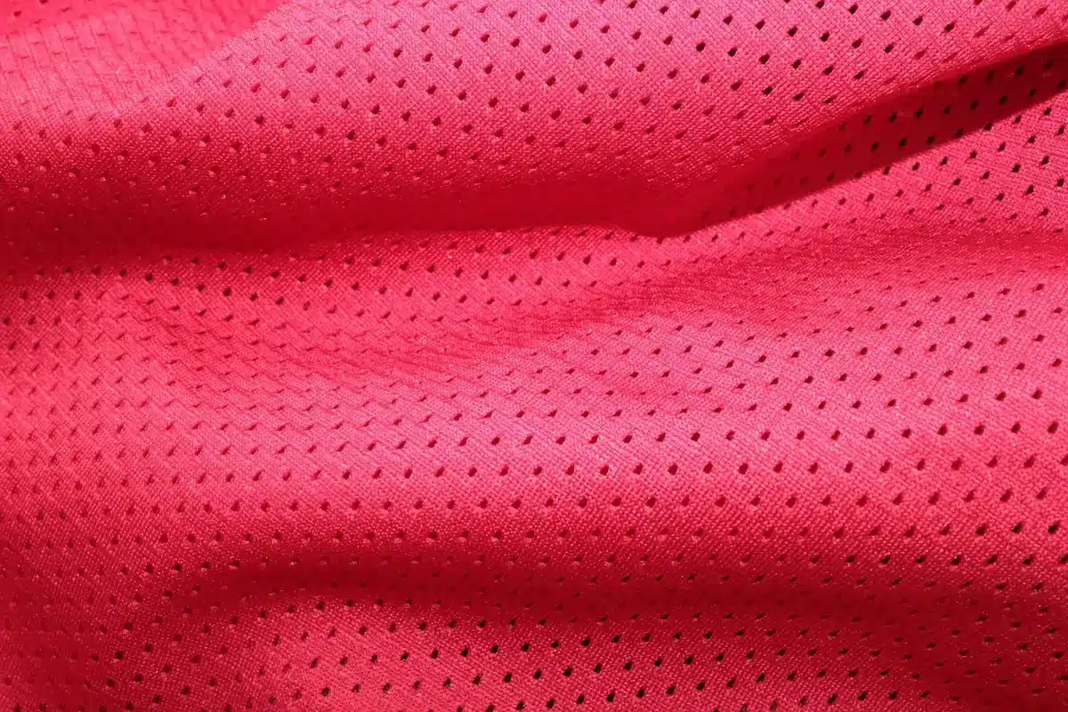 Sous‑vêtements en coton posés sur un lit lumineux, illustrant le choix de textiles respirants