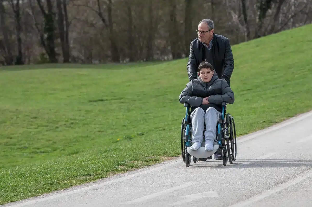 Personne aidant une autre à accomplir une tâche quotidienne à la maison