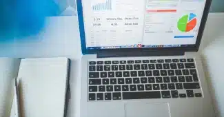 Coin bureau ensoleillé avec carnet ouvert, stylo et calendrier, évoquant la rédaction d'un projet de vie