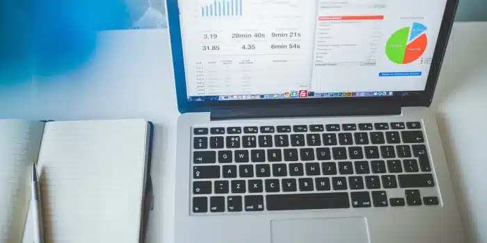 Coin bureau ensoleillé avec carnet ouvert, stylo et calendrier, évoquant la rédaction d'un projet de vie