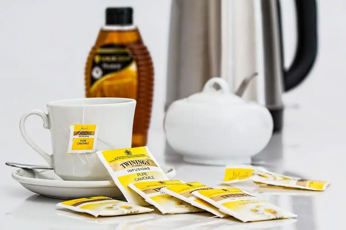 Infusion de feuilles sèches dans une théière pendant la préparation du thé
