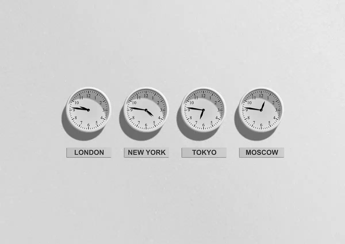 Réunion informelle sur des horaires flexibles dans un bureau lumineux