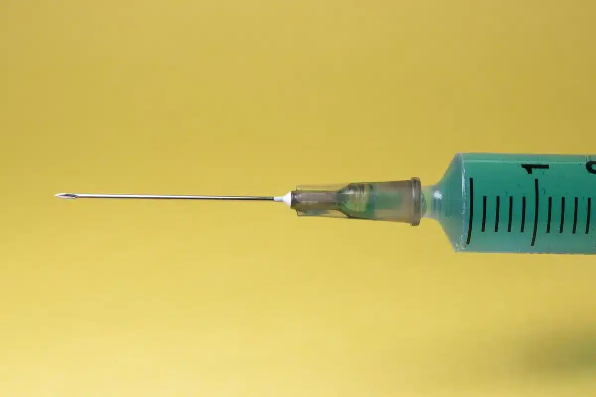 Personne recevant une injection intramusculaire dans le bras en clinique